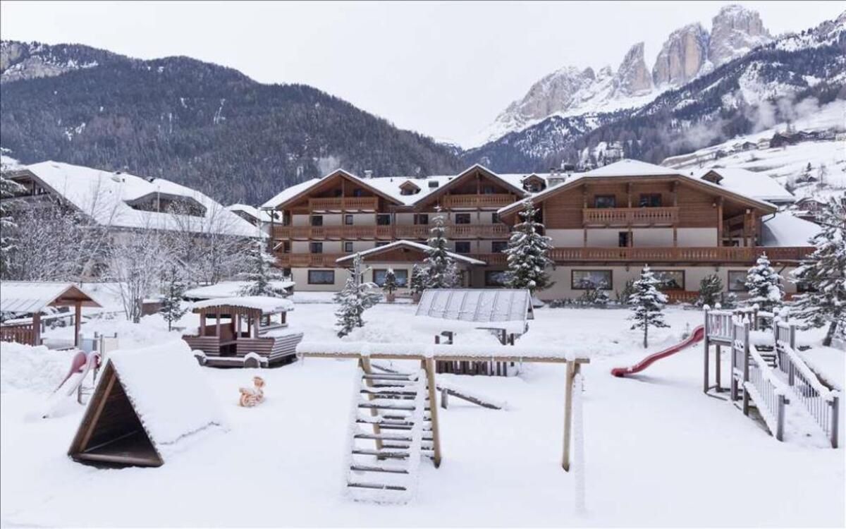 Hotel Sella Ronda & Dependance Serenella Hotel Sella Ronda & Dependance Serenella - Unterkunft in Campitello