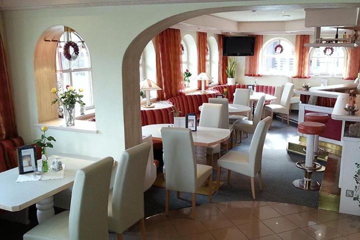 Kaiserhotel Kitzbühler Alpen frei / Oberndorf in Tirol Österreich Skipass