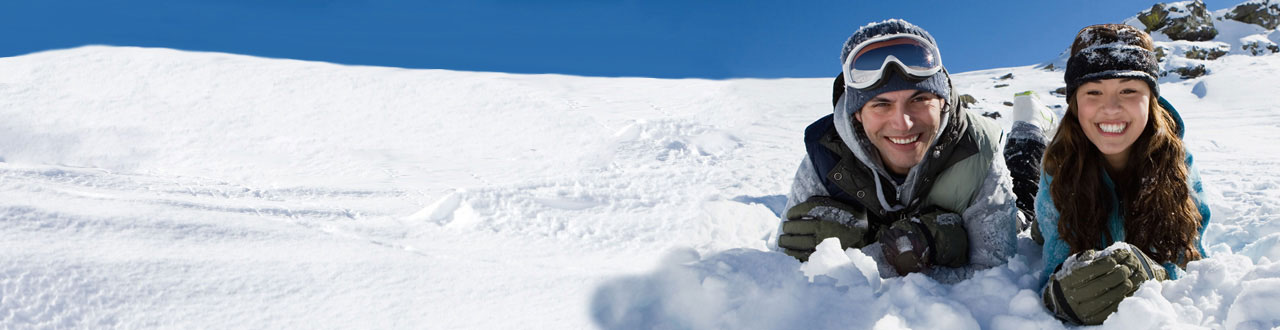 Zwei Wintersportler im Schnee
