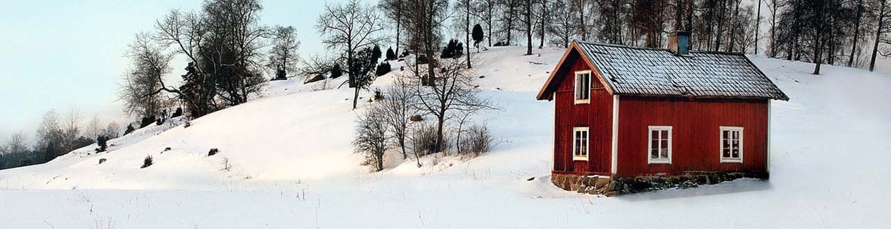 Skandinavische Holzhütte im Schnee