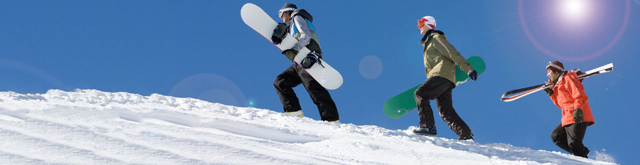 Snowboarder auf dem Weg zum Gipfel